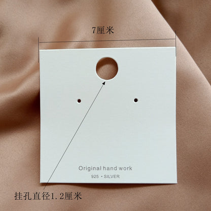 白色誇張耳環