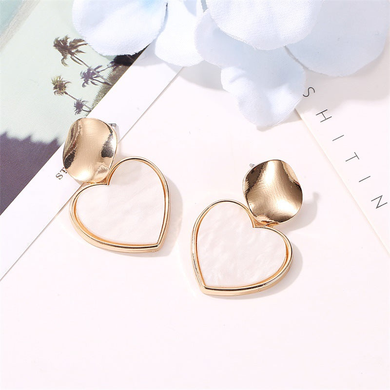 金屬愛心圓片鏤空耳釘－細節特寫1｜https://igowo.tw/