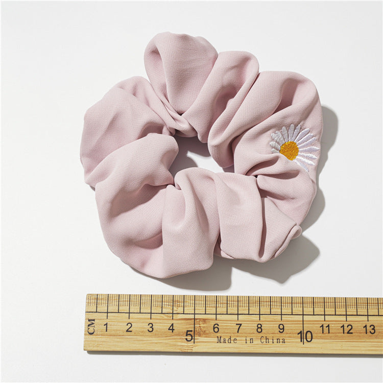 雛菊大腸圈刺繡髮圈－粉色雛菊刺繡款實拍｜https://igowo.tw/