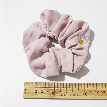雛菊大腸圈刺繡髮圈－粉色雛菊刺繡款實拍｜https://igowo.tw/