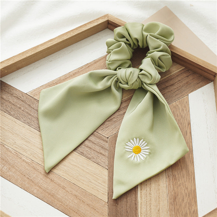 緞帶雛菊刺繡髮圈－香檳色雛菊飄帶款細節｜https://igowo.tw/