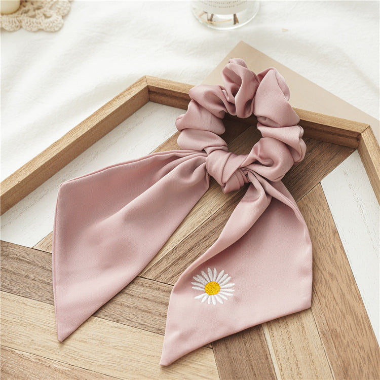 緞帶雛菊刺繡髮圈－酒紅色雛菊飄帶款細節｜https://igowo.tw/