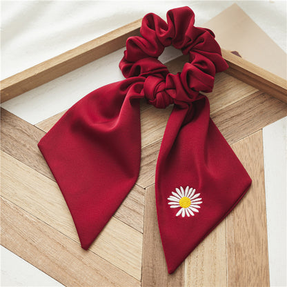 緞帶雛菊刺繡髮圈－湖藍色雛菊飄帶款細節｜https://igowo.tw/