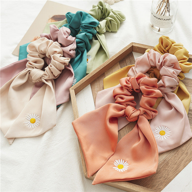 緞帶雛菊刺繡髮圈－黃色雛菊飄帶款實拍｜https://igowo.tw/