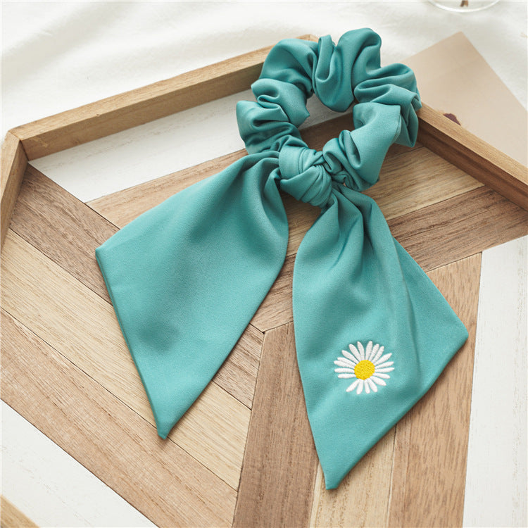 緞帶雛菊刺繡髮圈－淺咖色雛菊飄帶款細節｜https://igowo.tw/