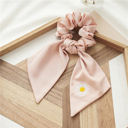 緞帶雛菊刺繡髮圈－深灰色雛菊飄帶款細節｜https://igowo.tw/