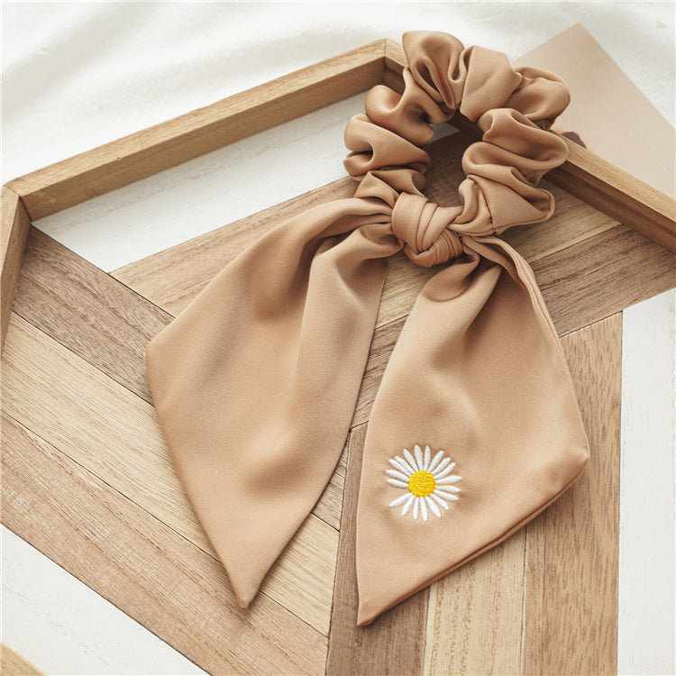 緞帶雛菊刺繡髮圈－橙色雛菊飄帶款細節｜https://igowo.tw/