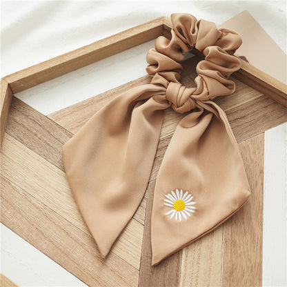 緞帶雛菊刺繡髮圈－橙色雛菊飄帶款細節｜https://igowo.tw/