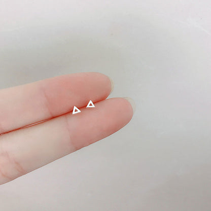 S925愛心小巧耳釘－細節特寫1｜https://igowo.tw/
