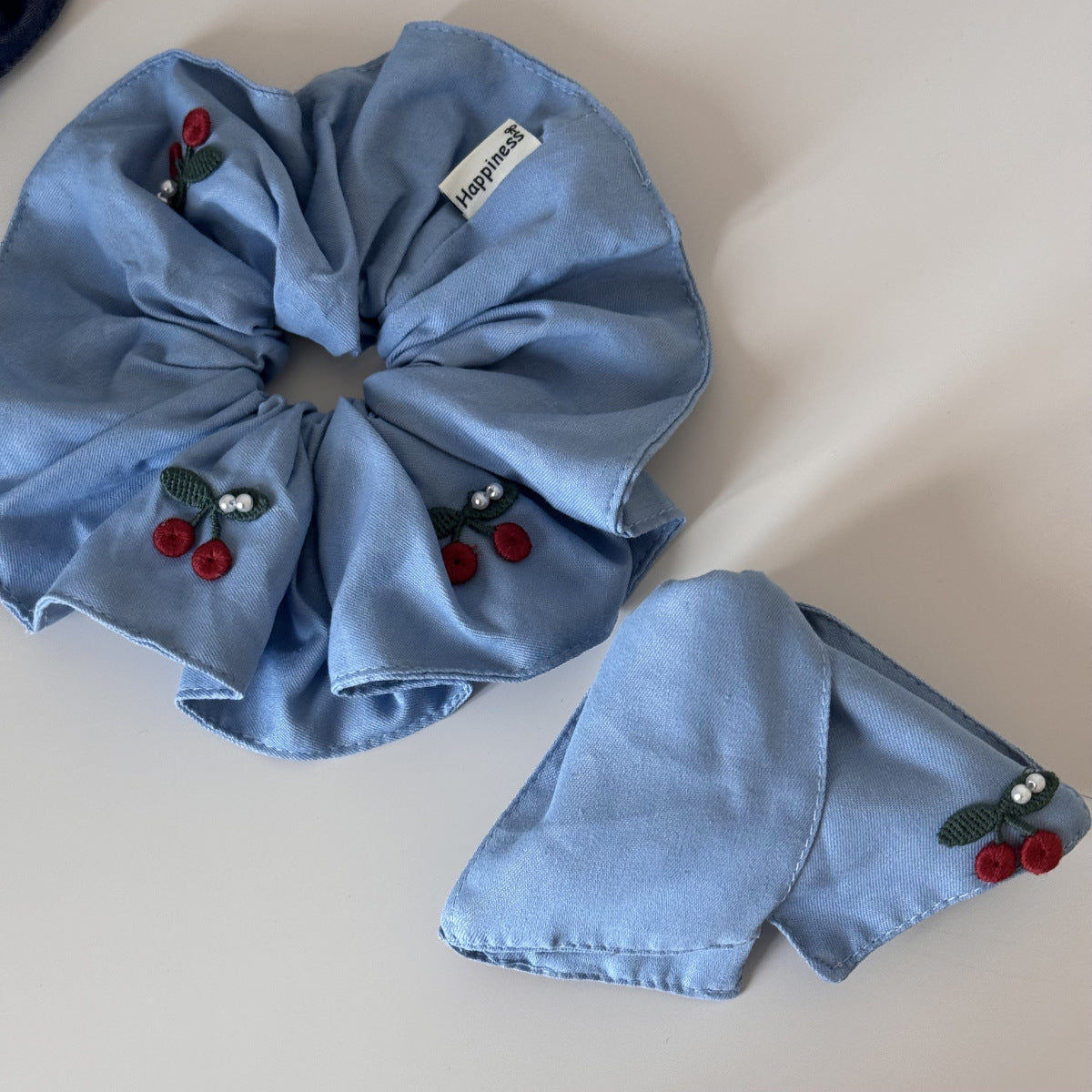 櫻桃蝴蝶結刺繡鯊魚夾－細節特寫1｜https://igowo.tw/