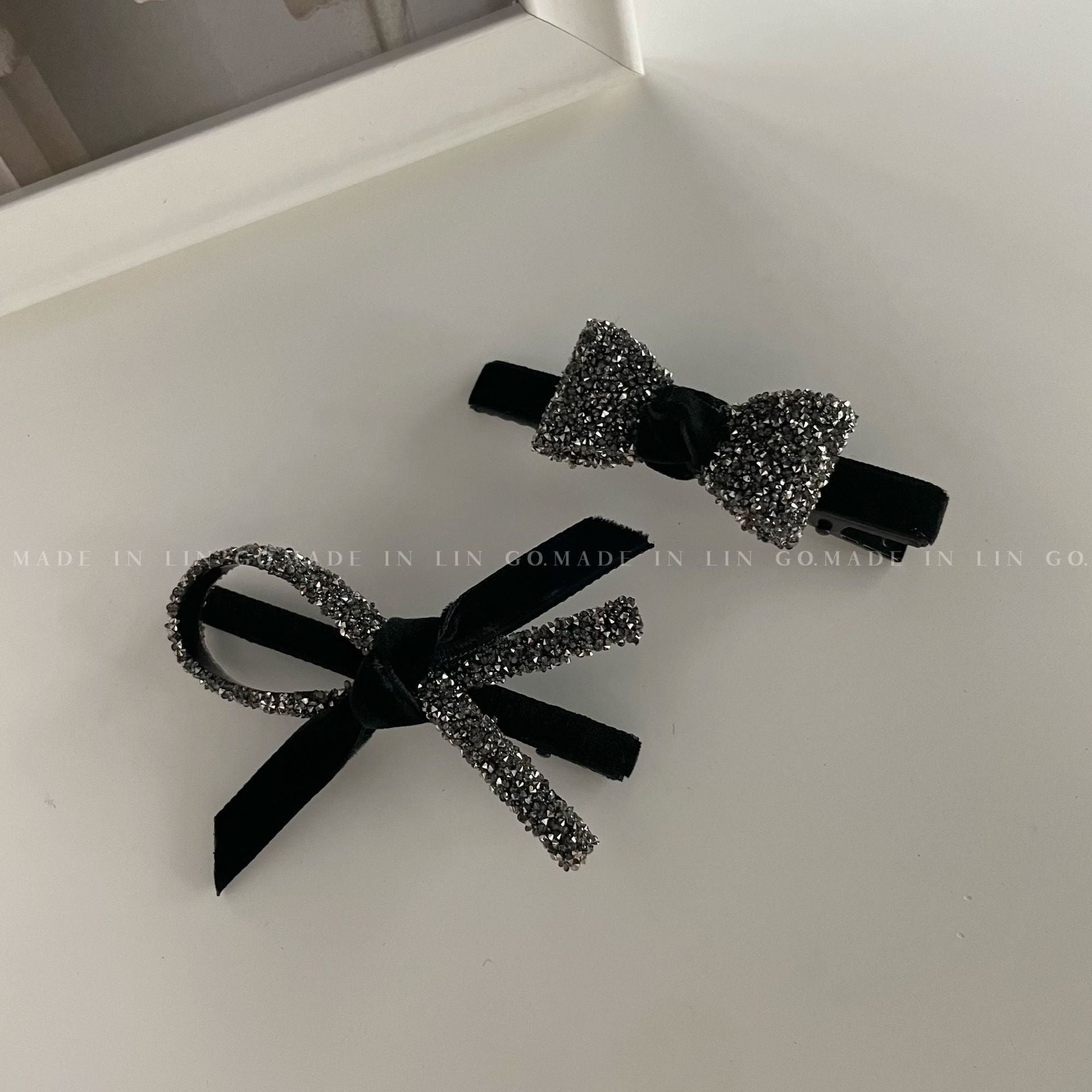 鋯石蝴蝶結交叉髮夾－蝴蝶結款實拍｜https://igowo.tw/