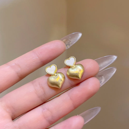 貝母愛心簡約耳釘－商品主圖｜https://igowo.tw/