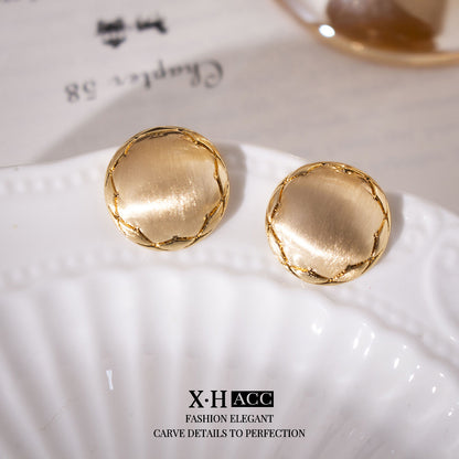 金色愛心拉絲簡約耳釘－細節特寫6｜https://igowo.tw/