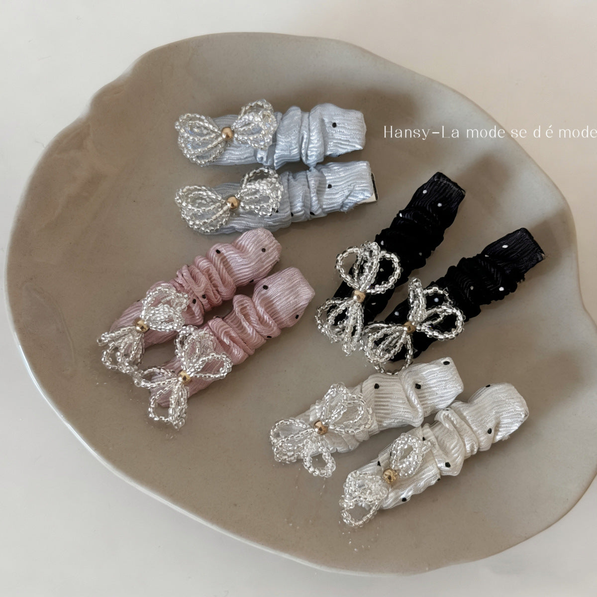 串珠蝴蝶結波點髮夾－商品主圖｜https://igowo.tw/