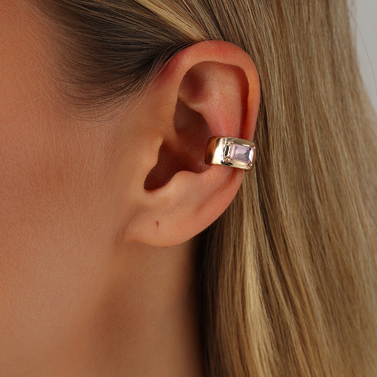 方形C形鑲鑽耳環－細節特寫1｜https://igowo.tw/