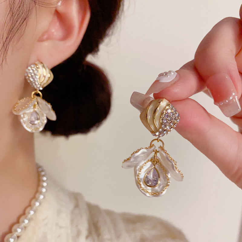 白色菱形花朵鑲鑽耳墜－商品主圖｜https://igowo.tw/