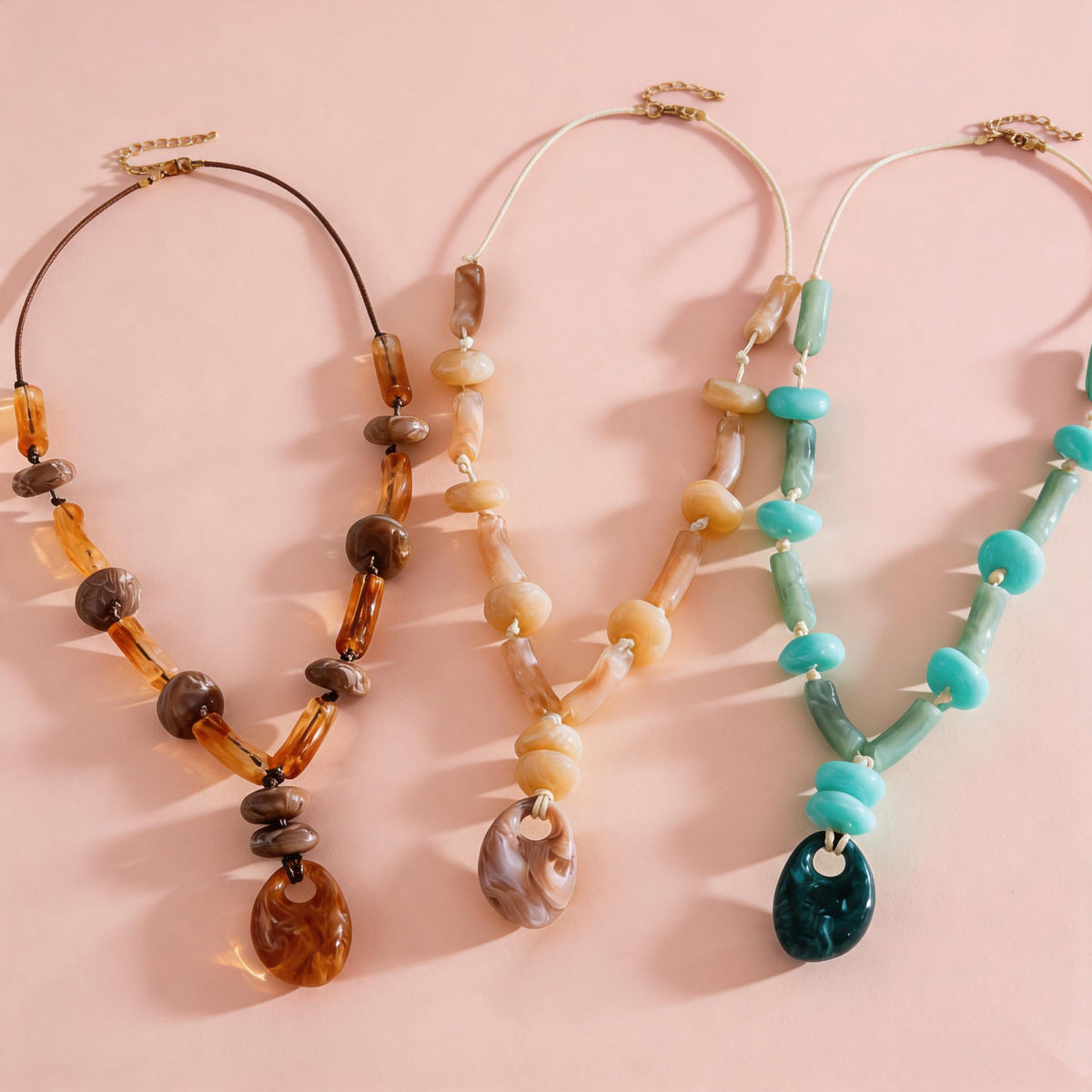 壓克力橢圓簡約項鍊－項鍊-咖色款實拍｜https://igowo.tw/