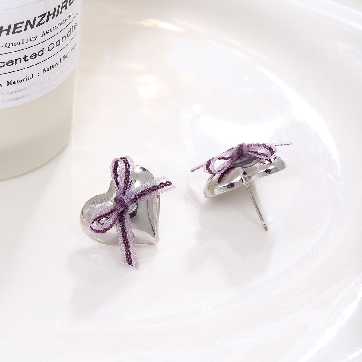 緞帶蝴蝶結愛心耳環－4/白色蝴蝶結款細節｜https://igowo.tw/