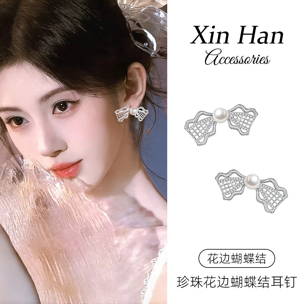 珍珠蕾絲蝴蝶結耳釘－商品主圖｜https://igowo.tw/
