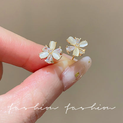 水晶花朵微鑲耳釘－商品主圖｜https://igowo.tw/