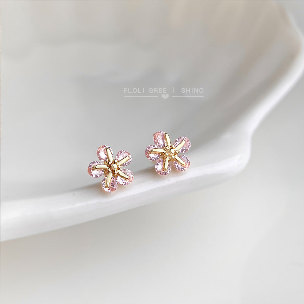 粉色鋯石花朵小巧耳釘－商品主圖｜https://igowo.tw/