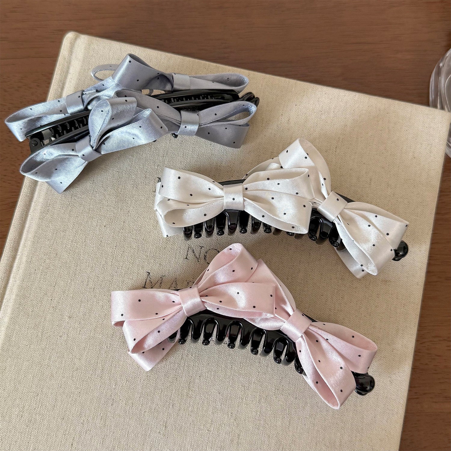 蝴蝶結波點髮夾－藍色雙蝴蝶香蕉夾款細節｜https://igowo.tw/