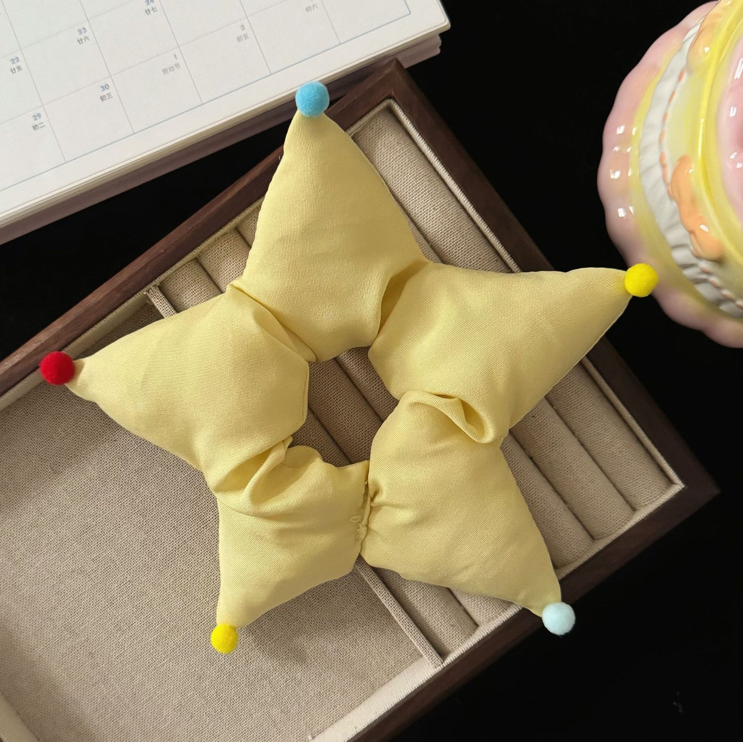 黃色星星簡約髮圈－白色星星大腸款實拍｜https://igowo.tw/