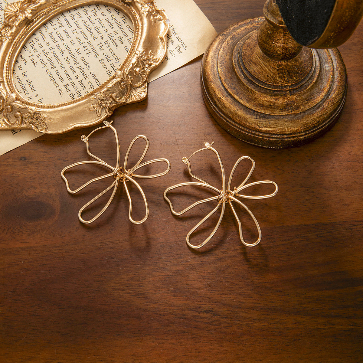 金屬花朵鏤空纏繞耳釘