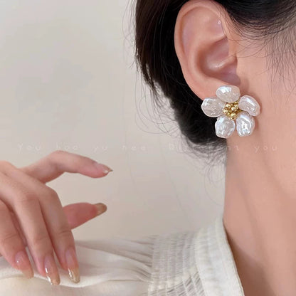 白色花朵耳環－粉款細節｜https://igowo.tw/