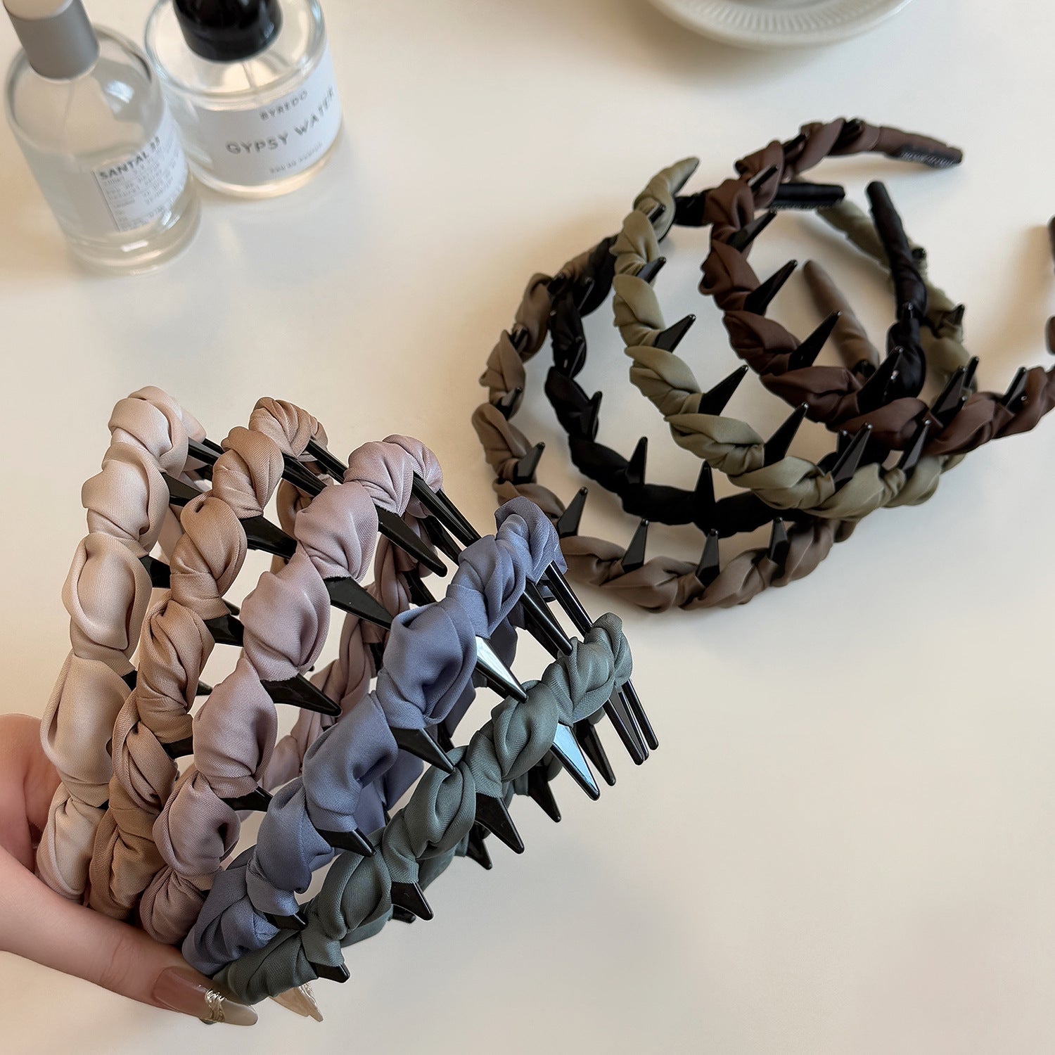 布面纏繞簡約髮箍－深咖款實拍｜https://igowo.tw/