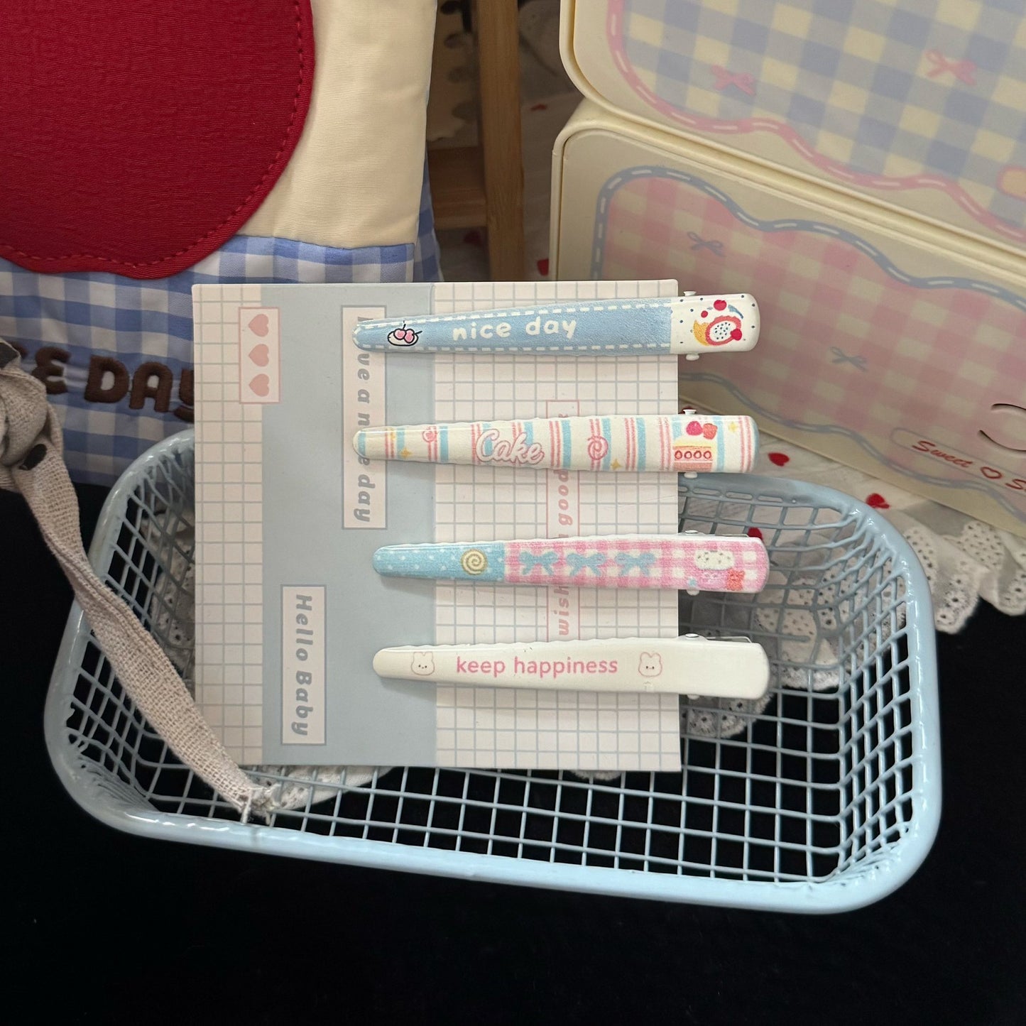 藍色格紋甜點髮夾－藍色髮夾款實拍｜https://igowo.tw/