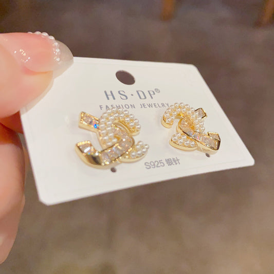 珍珠銀針字母微鑲耳釘－商品主圖｜https://igowo.tw/