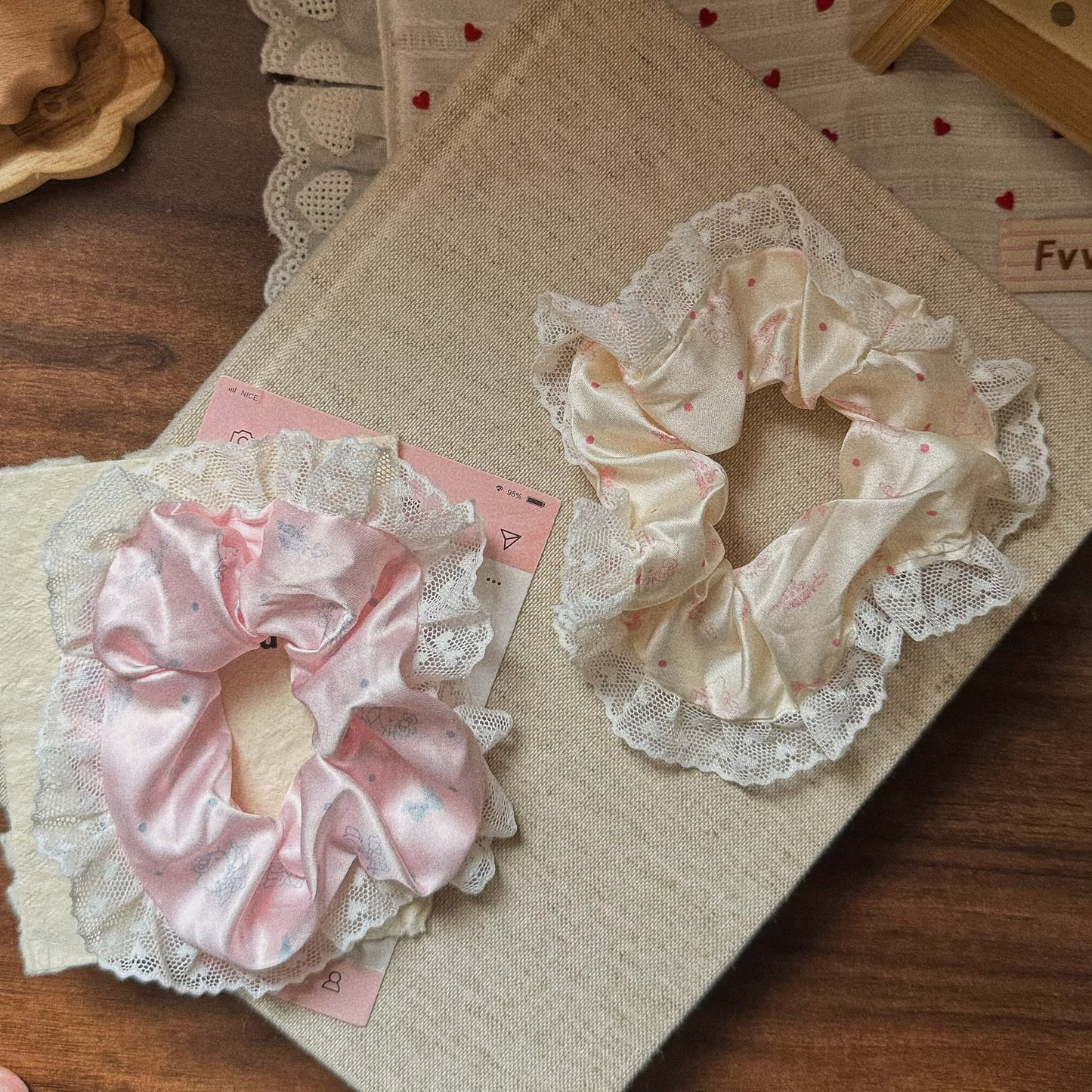 粉色蕾絲大腸圈髮圈－藍色印花蕾絲大腸款細節1｜https://igowo.tw/