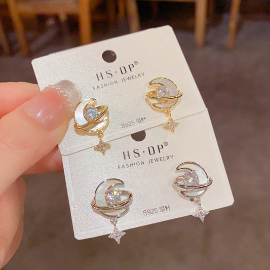 貝殼月亮鑲鑽簡約耳墜－商品主圖｜https://igowo.tw/