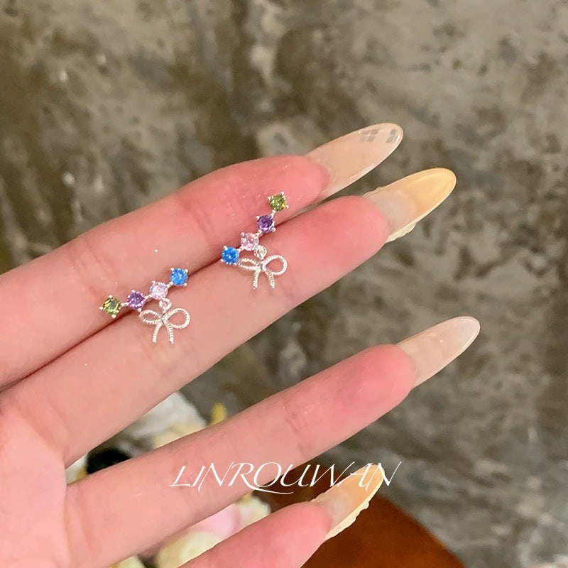 白色花朵耳環－金款細節｜https://igowo.tw/