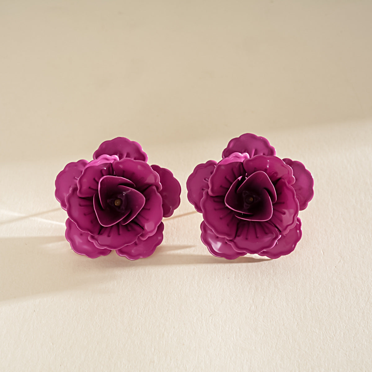 彩色琺瑯花朵耳釘－細節特寫4｜https://igowo.tw/