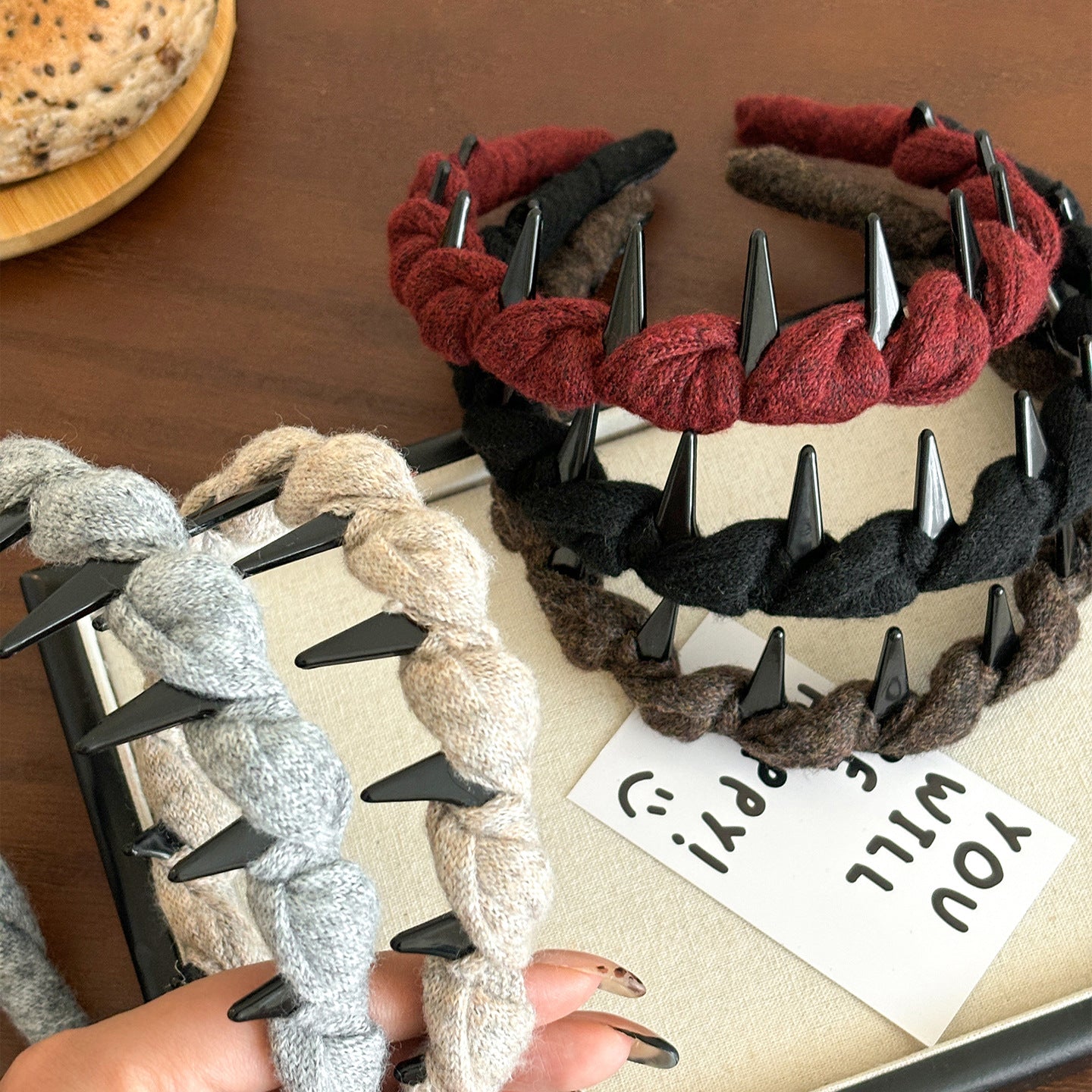 纏繞簡約髮箍－灰色款細節｜https://igowo.tw/