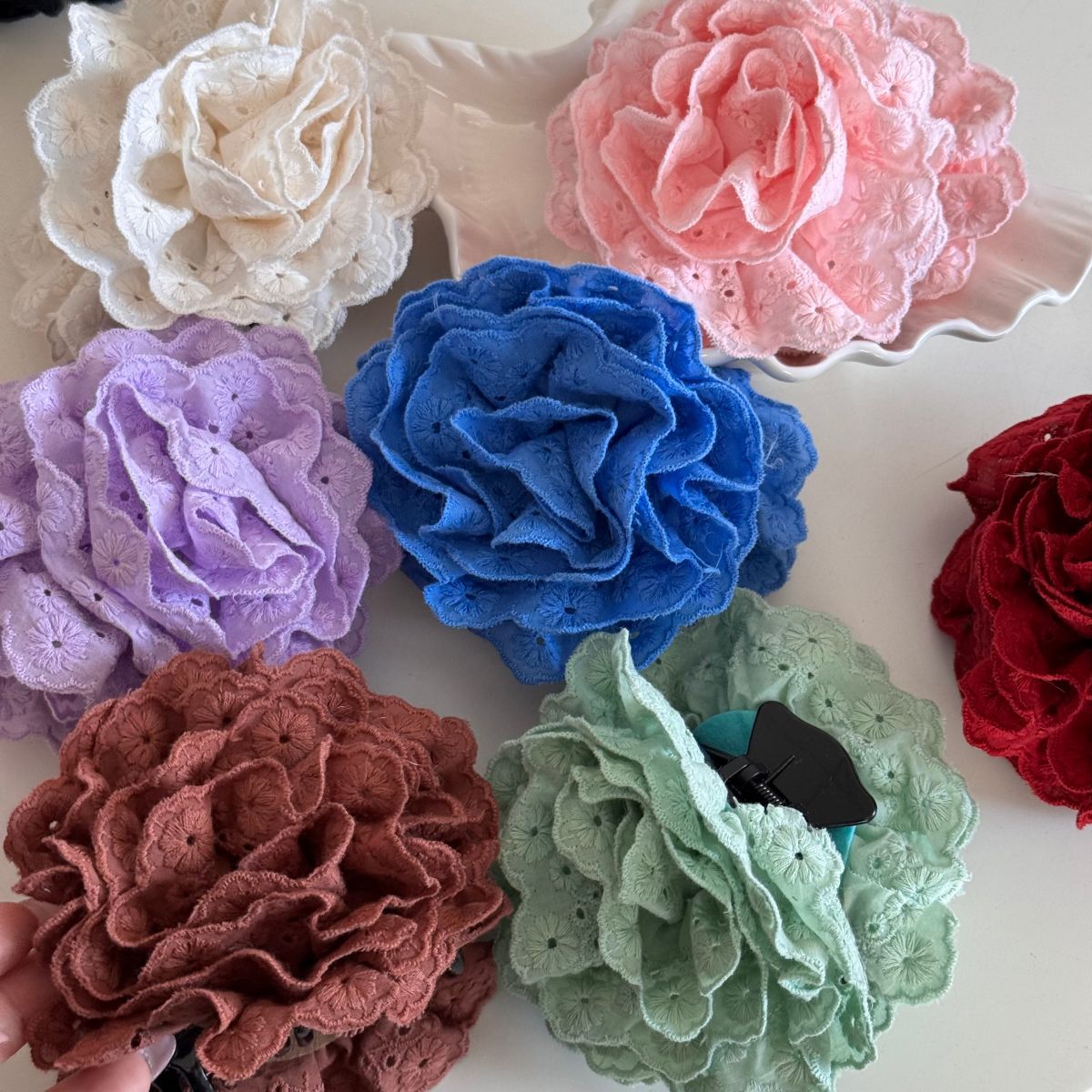 蕾絲花朵鯊魚夾－蕾絲花朵抓-黑色款細節｜https://igowo.tw/