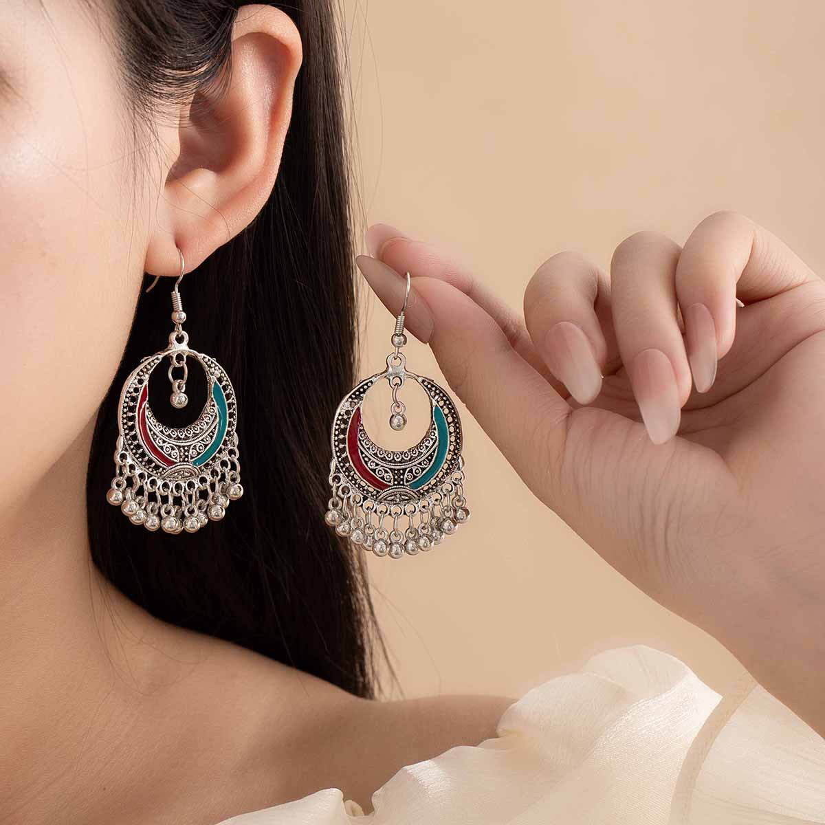 金屬鈴鐺流蘇復古耳環－第二視角實拍｜https://igowo.tw/