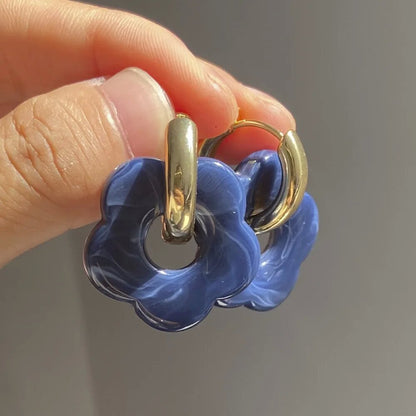 金色壓克力花朵耳環－細節特寫7｜https://igowo.tw/