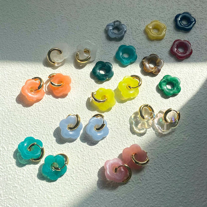 金色壓克力花朵耳環－細節特寫2｜https://igowo.tw/