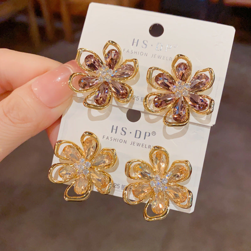 鋯石花朵鏤空誇張耳環－商品主圖｜https://igowo.tw/