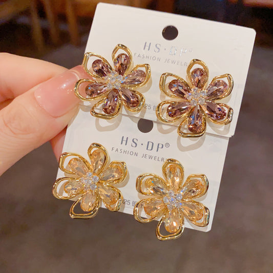 鋯石花朵鏤空誇張耳環－商品主圖｜https://igowo.tw/