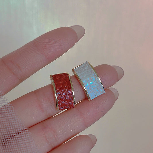 撞色皮革C形復古耳釘－商品主圖｜https://igowo.tw/