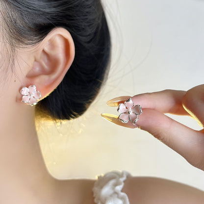 琺瑯櫻花耳釘－細節特寫3｜https://igowo.tw/