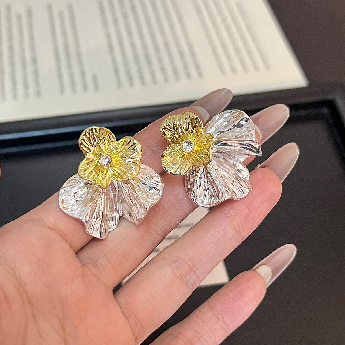 銀針花朵鑲鑽簡約耳釘