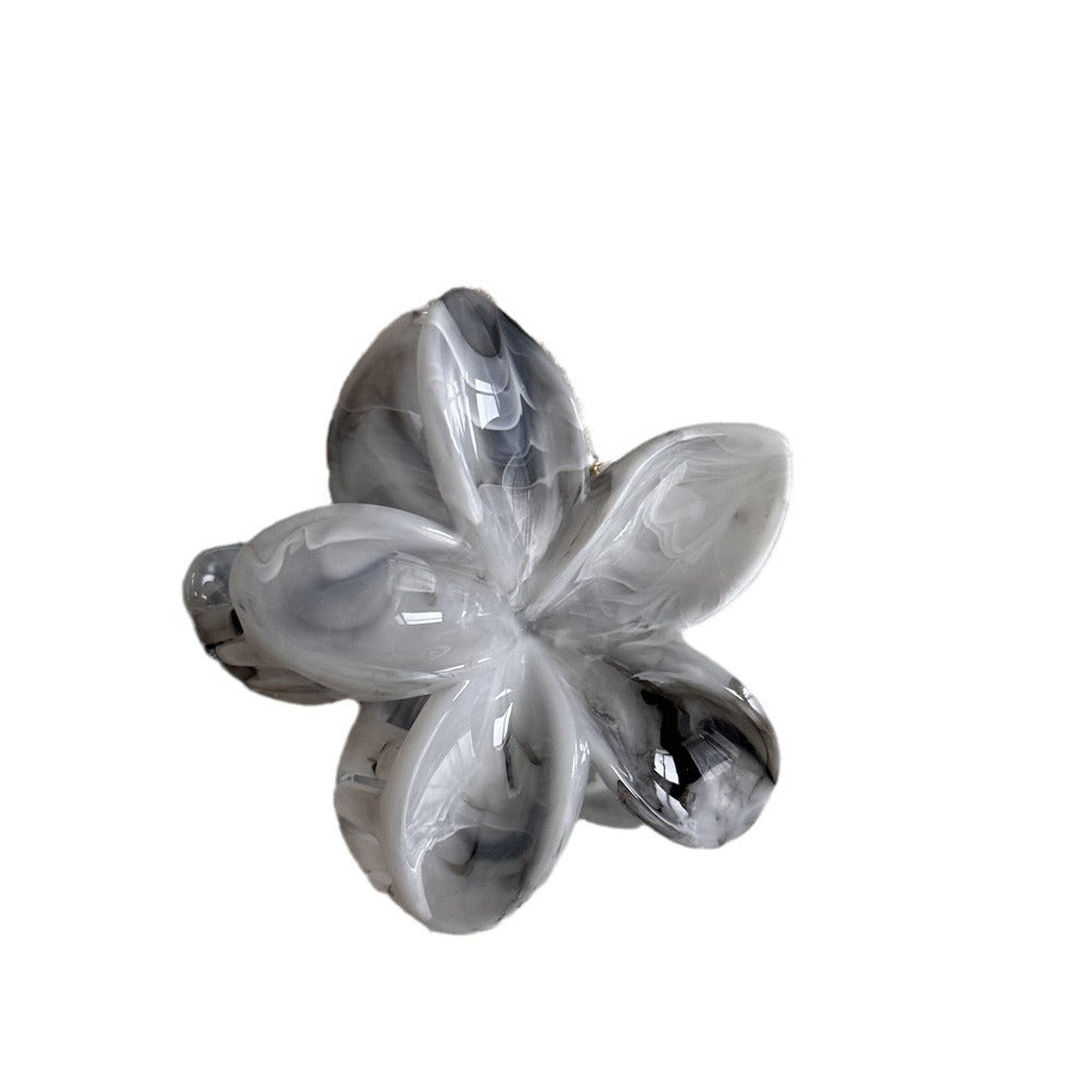 繽紛花朵鯊魚夾－棕咖油畫感雞蛋花款細節｜https://igowo.tw/