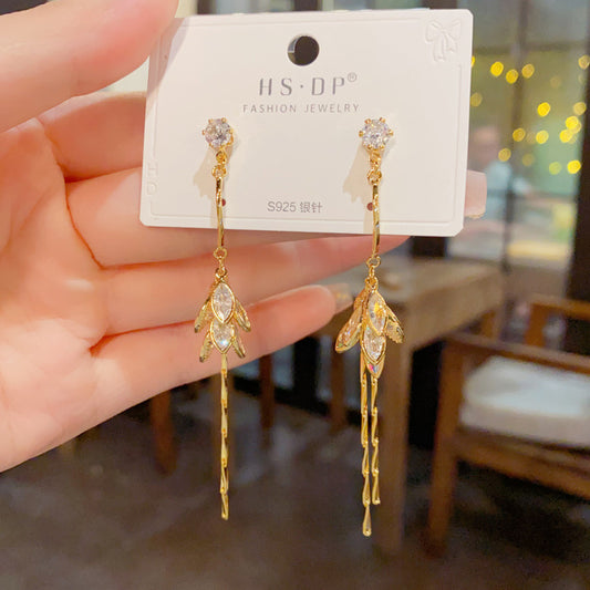 鋯石樹葉流蘇微鑲耳墜－商品主圖｜https://igowo.tw/