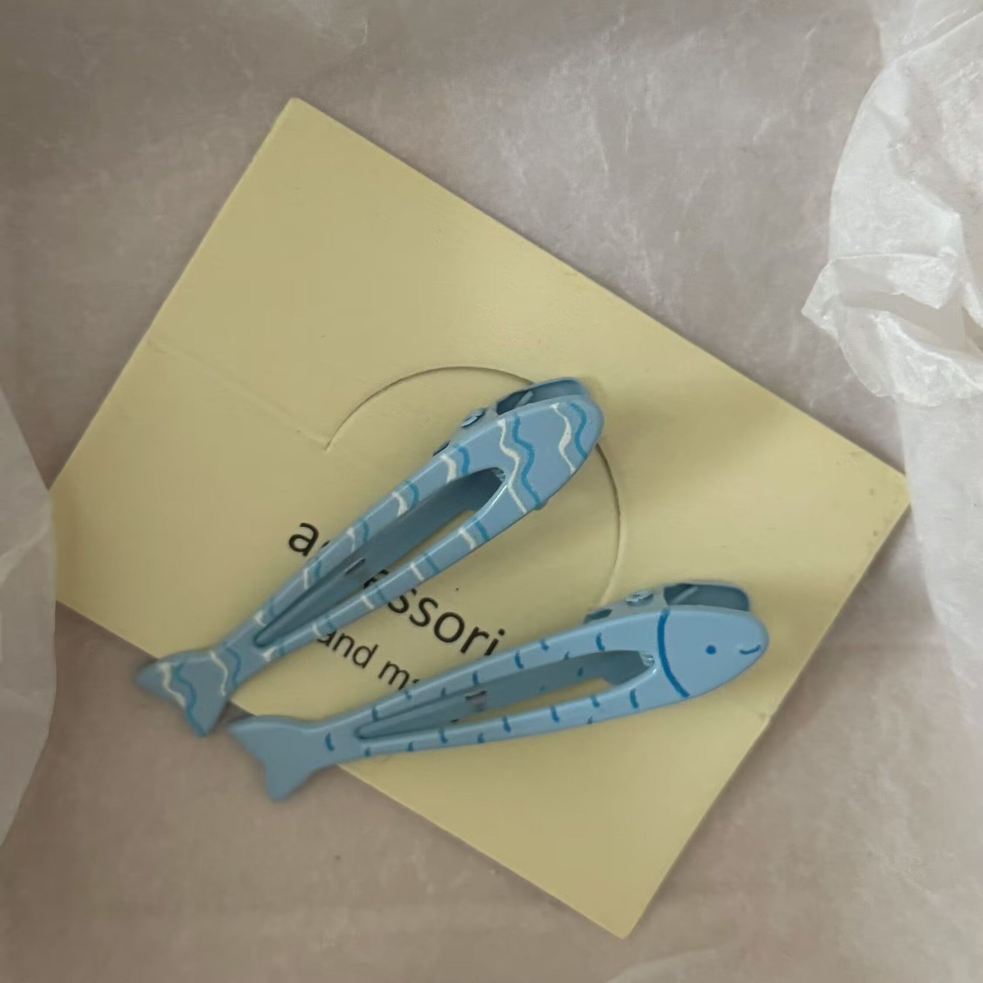 藍色金屬魚尾簡約髮夾－藍色小魚髮夾款實拍｜https://igowo.tw/