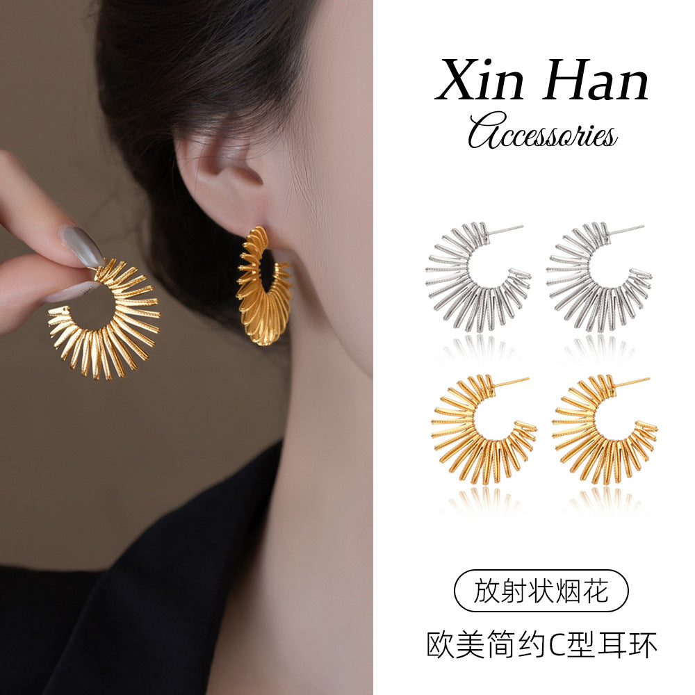 C形誇張耳釘－商品主圖｜https://igowo.tw/